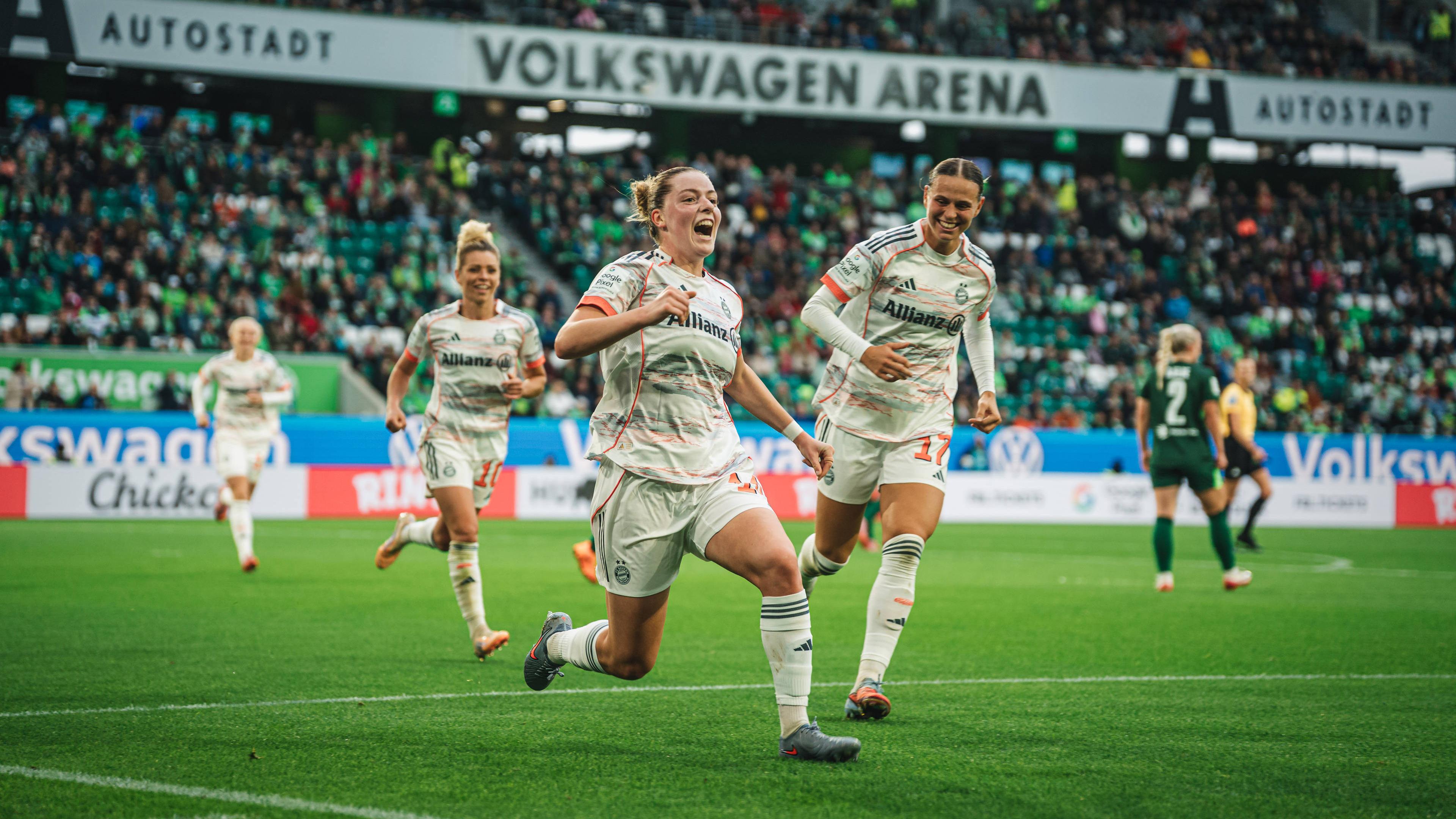 Alara Sehitler beim Jubel nach dem Treffer zum 3:1 für den FC Bayern München gegen den VfL Wolfsburg