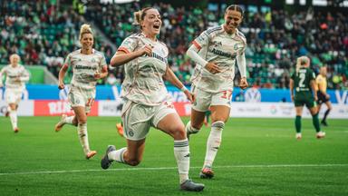Alara Sehitler beim Jubel nach dem Treffer zum 3:1 für den FC Bayern München gegen den VfL Wolfsburg