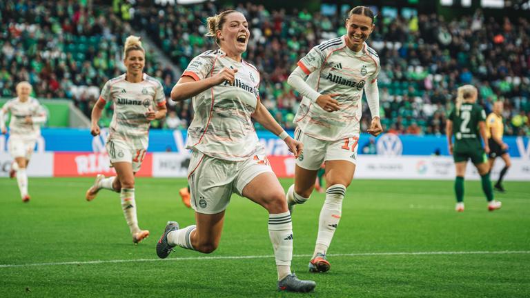Alara Sehitler beim Jubel nach dem Treffer zum 3:1 für den FC Bayern München gegen den VfL Wolfsburg