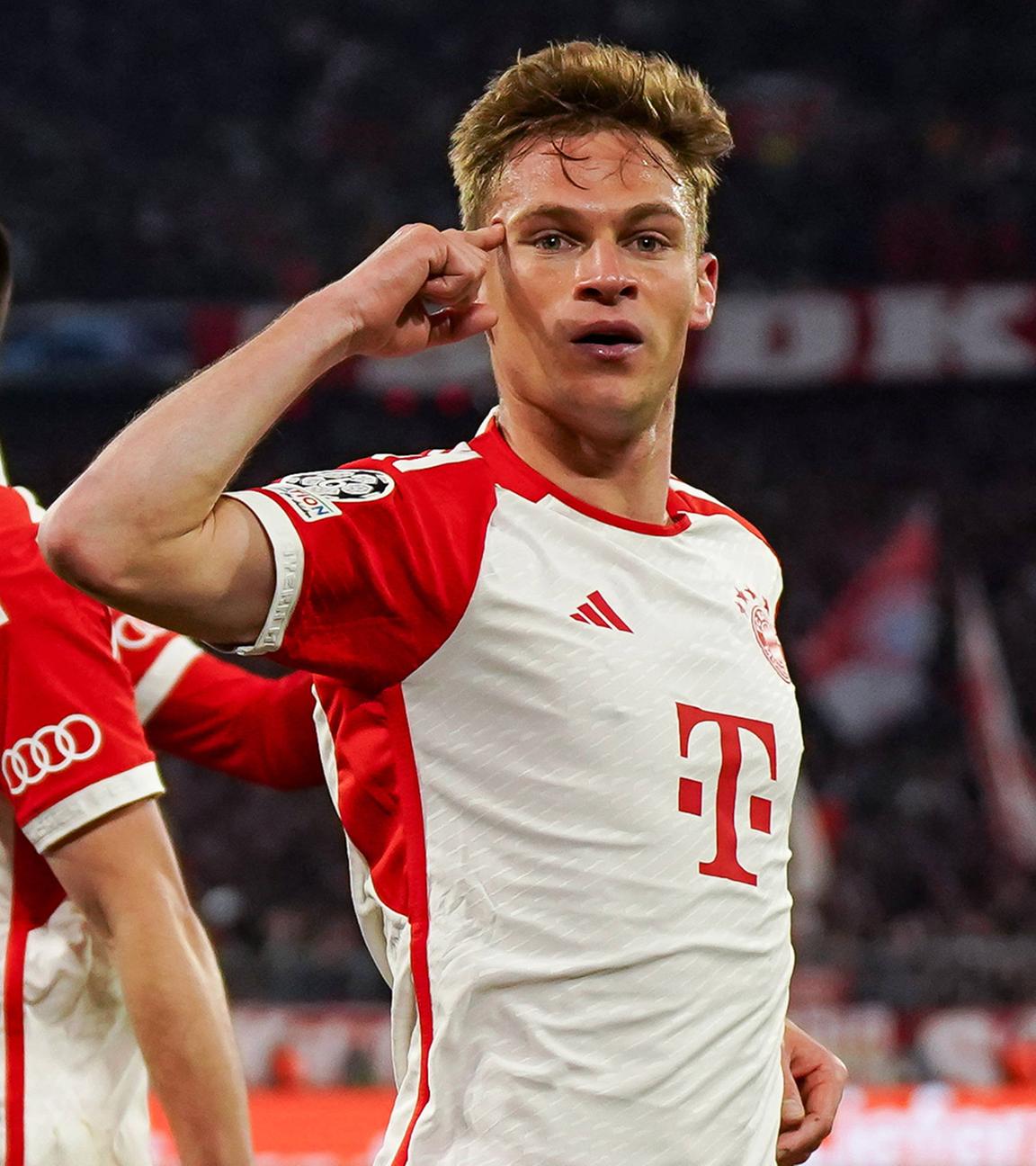 Joshua Kimmich (6. Bayern München) feiert mit seinen Teamkollegen nach dem ersten Tor seiner Mannschaft