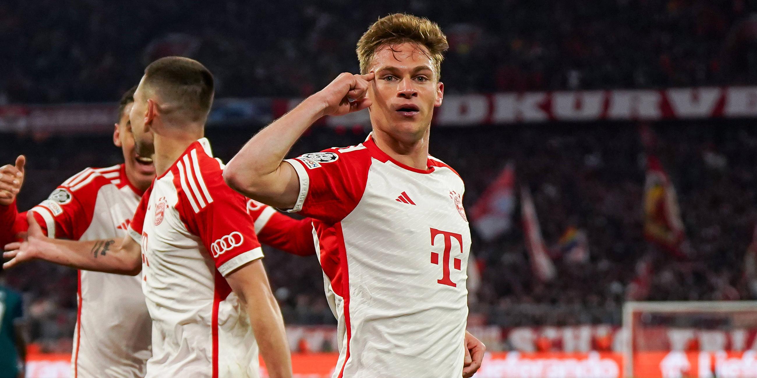 Joshua Kimmich (6. Bayern München) feiert mit seinen Teamkollegen nach dem ersten Tor seiner Mannschaft