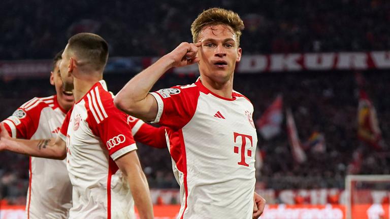 Joshua Kimmich (6. Bayern München) feiert mit seinen Teamkollegen nach dem ersten Tor seiner Mannschaft
