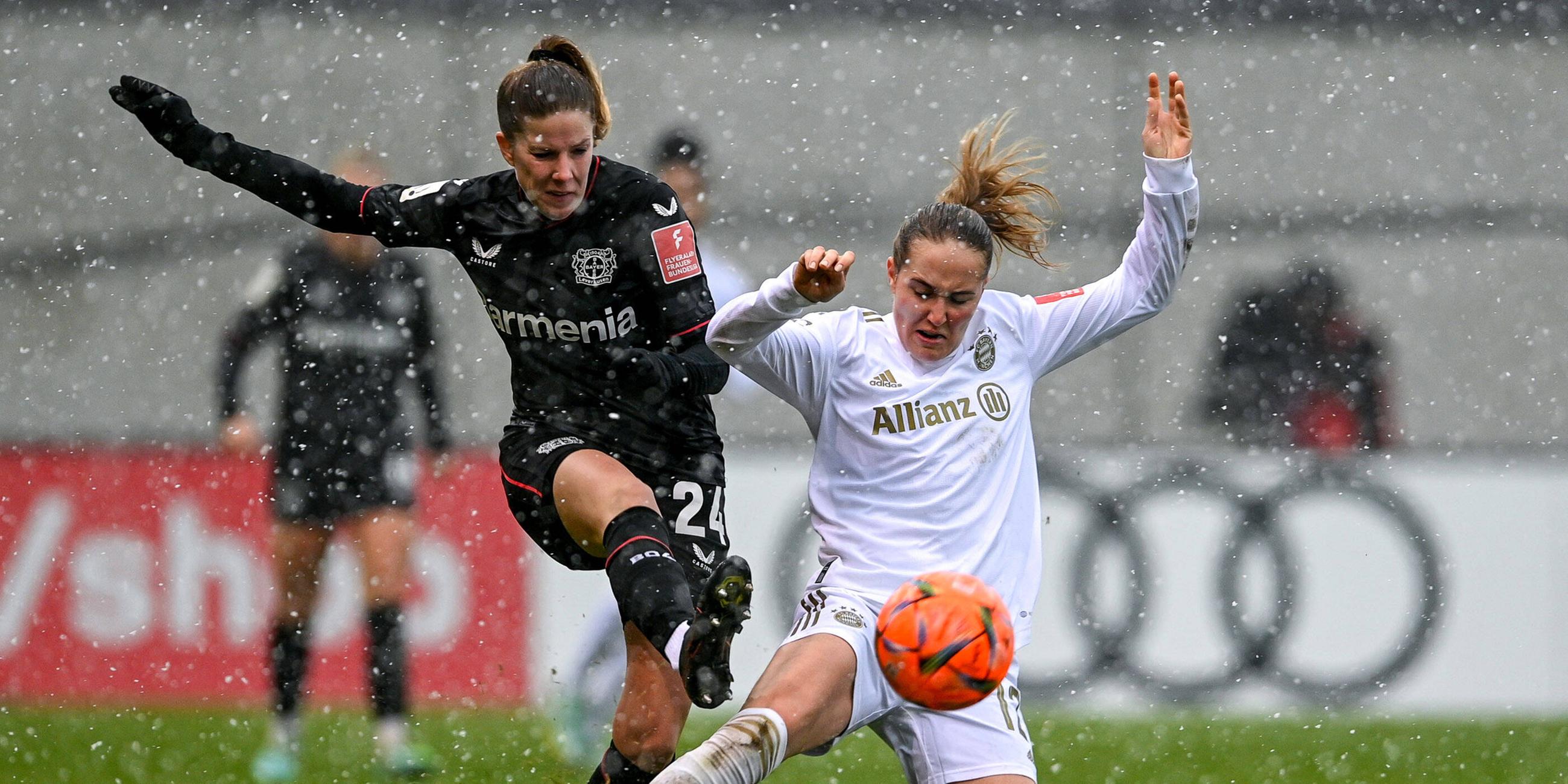 v.li.: Lilla Turanyi (Bayer Leverkusen, 24) Sydney Lohmann (FC Bayern München, FCB, 12) im Zweikampf