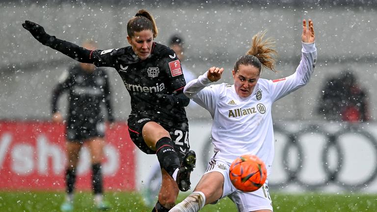 v.li.: Lilla Turanyi (Bayer Leverkusen, 24) Sydney Lohmann (FC Bayern München, FCB, 12) im Zweikampf