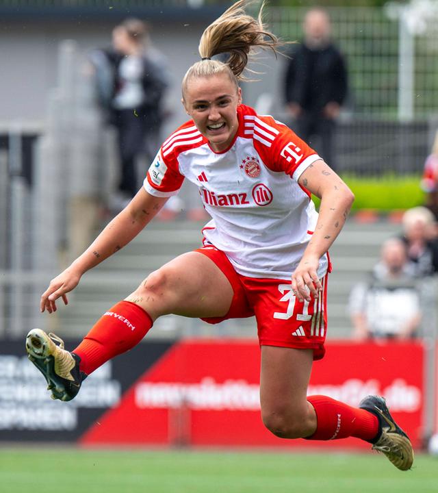 Münchens Georgia Stanway jubelt nach ihrem Tor zum 0:1. 