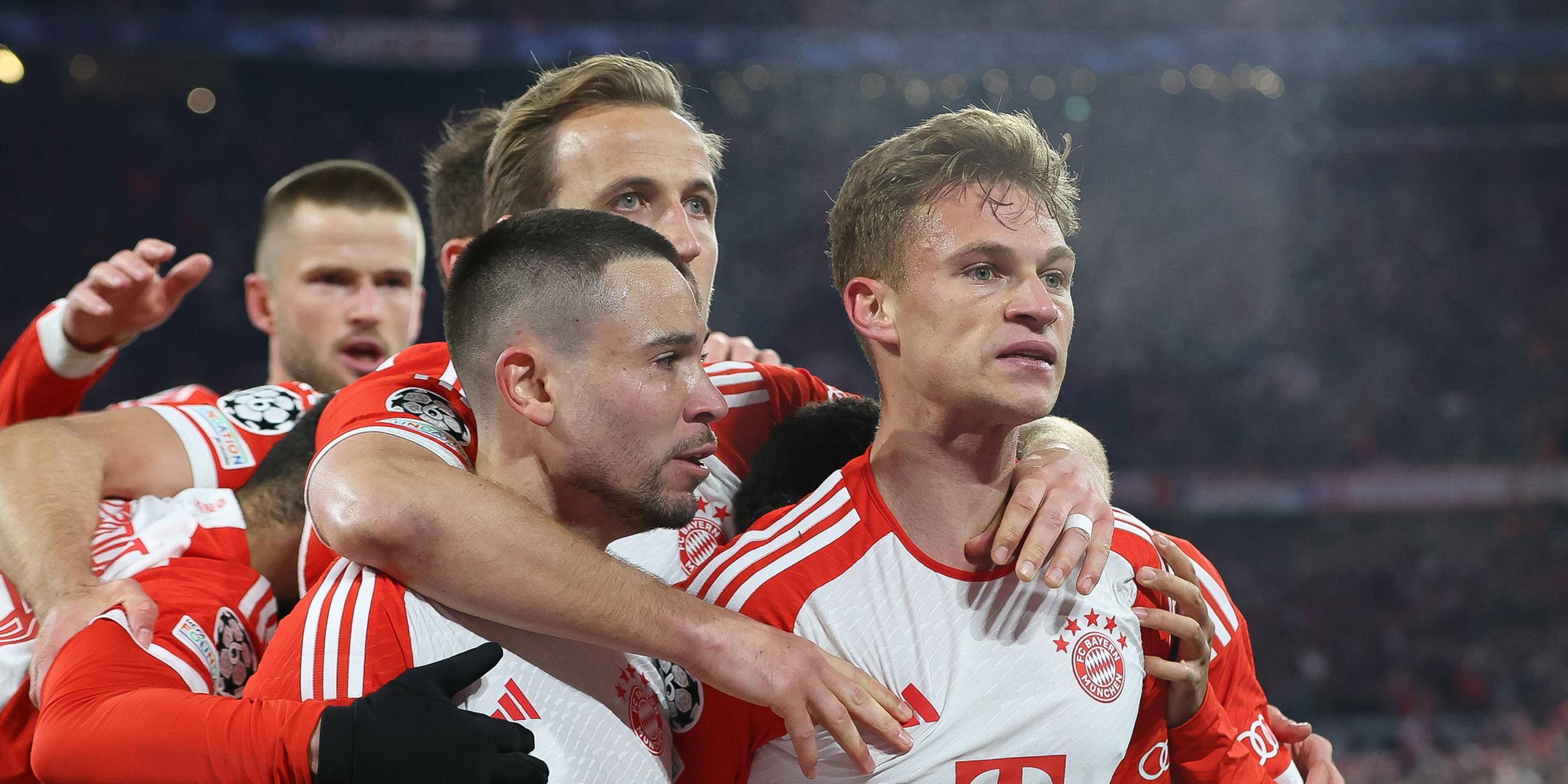 Die Mannschaft freut sich über das Tor von Joshua Kimmich 6 (FC Bayern Muenchen) zum 1:0, Harry Kane 9 (FC Bayern Muenchen), Jamal Musiala 42 (FC Bayern Muenchen), Raphael Guerreiro 22 (FC Bayern Muenchen).