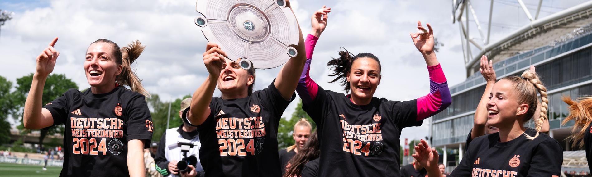 Bayern Münchens Linda Sembrant, Jovana Damnjanovi, Maria Luisa Grohs und Giulia Gwinn jubeln nach der Partie.