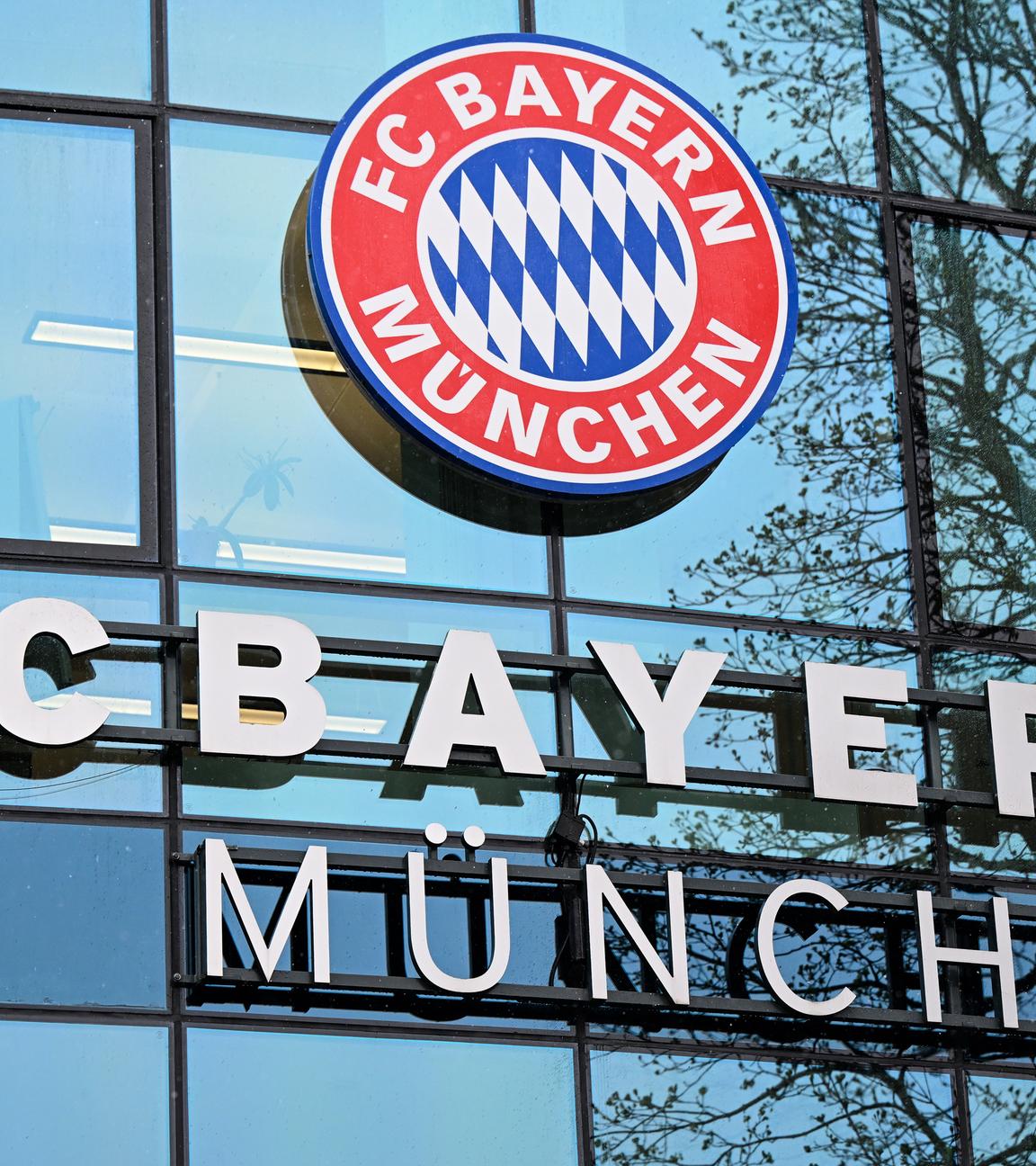 Logo und Schriftzug des FC Bayern München am Vereinsgelände.