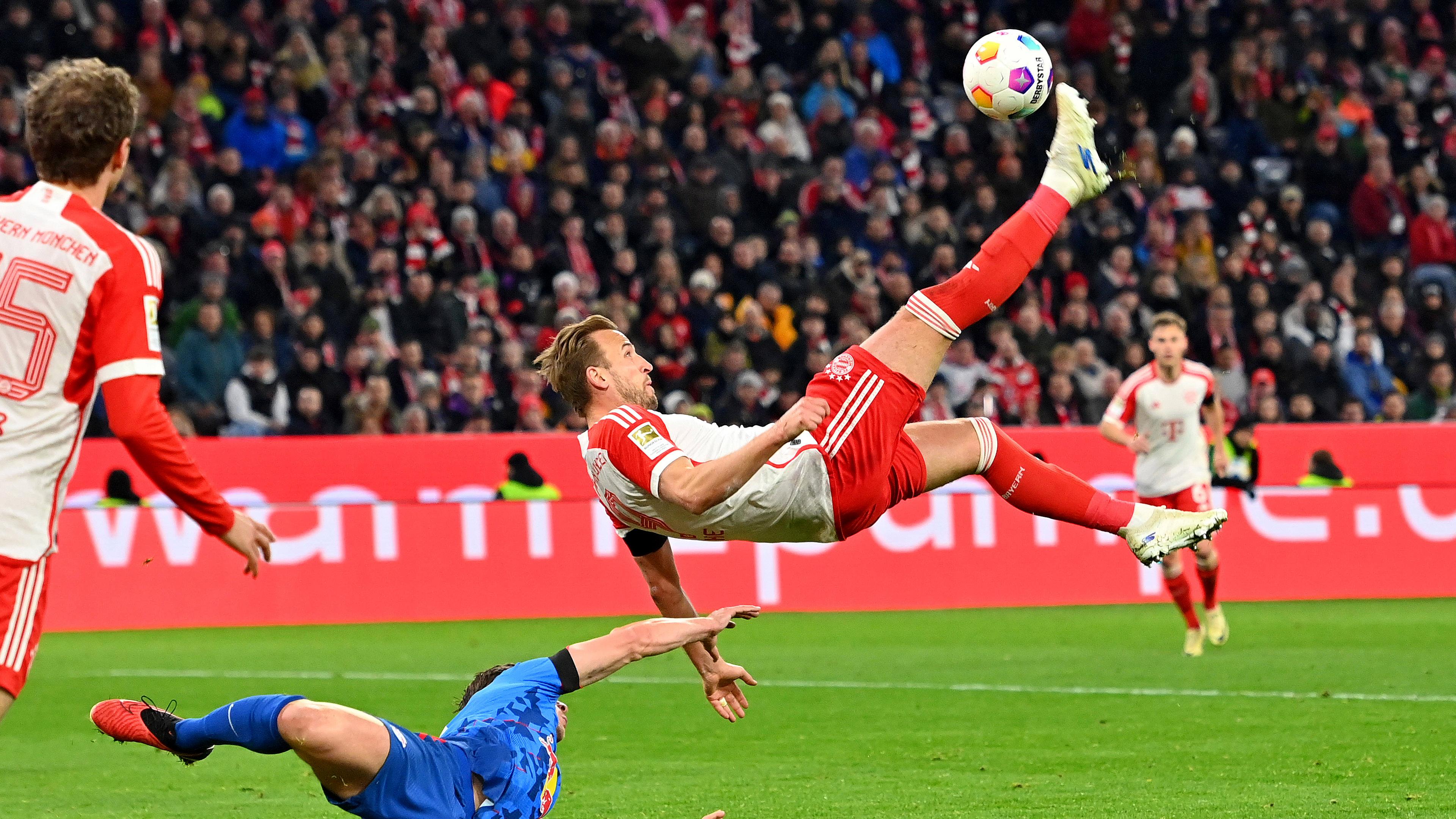 Fallrueckzieher Harry Kane (Bayern Muenchen), Aktion,Zweikampf gegen Willi ORBAN (L), Strafraumszene.