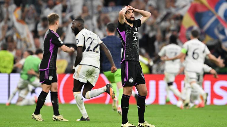 Noussair Mazraoui von München reagiert während der Partie.