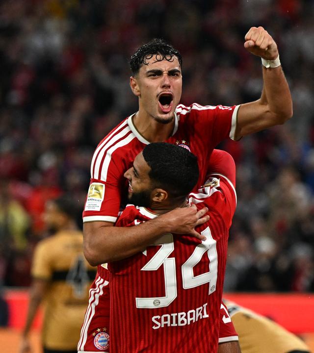 Aleksandar Pavlovic (Bayern München) feiert mit Ismael Saibari (Bayern München) nach seinem Tor zum 4:1.
