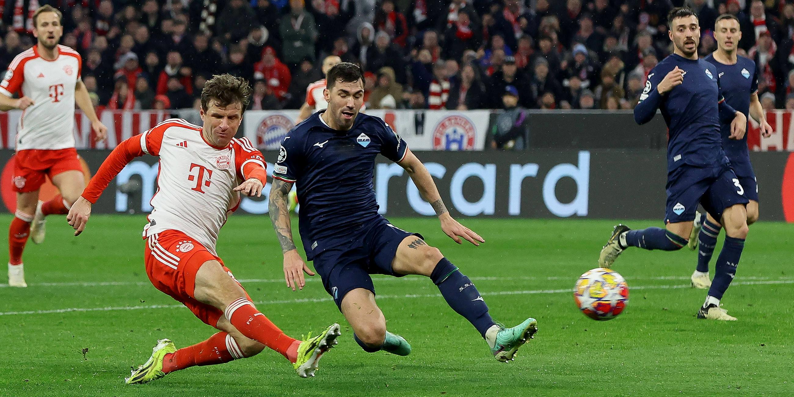 Thomas Müller (25) im Zweikampf.