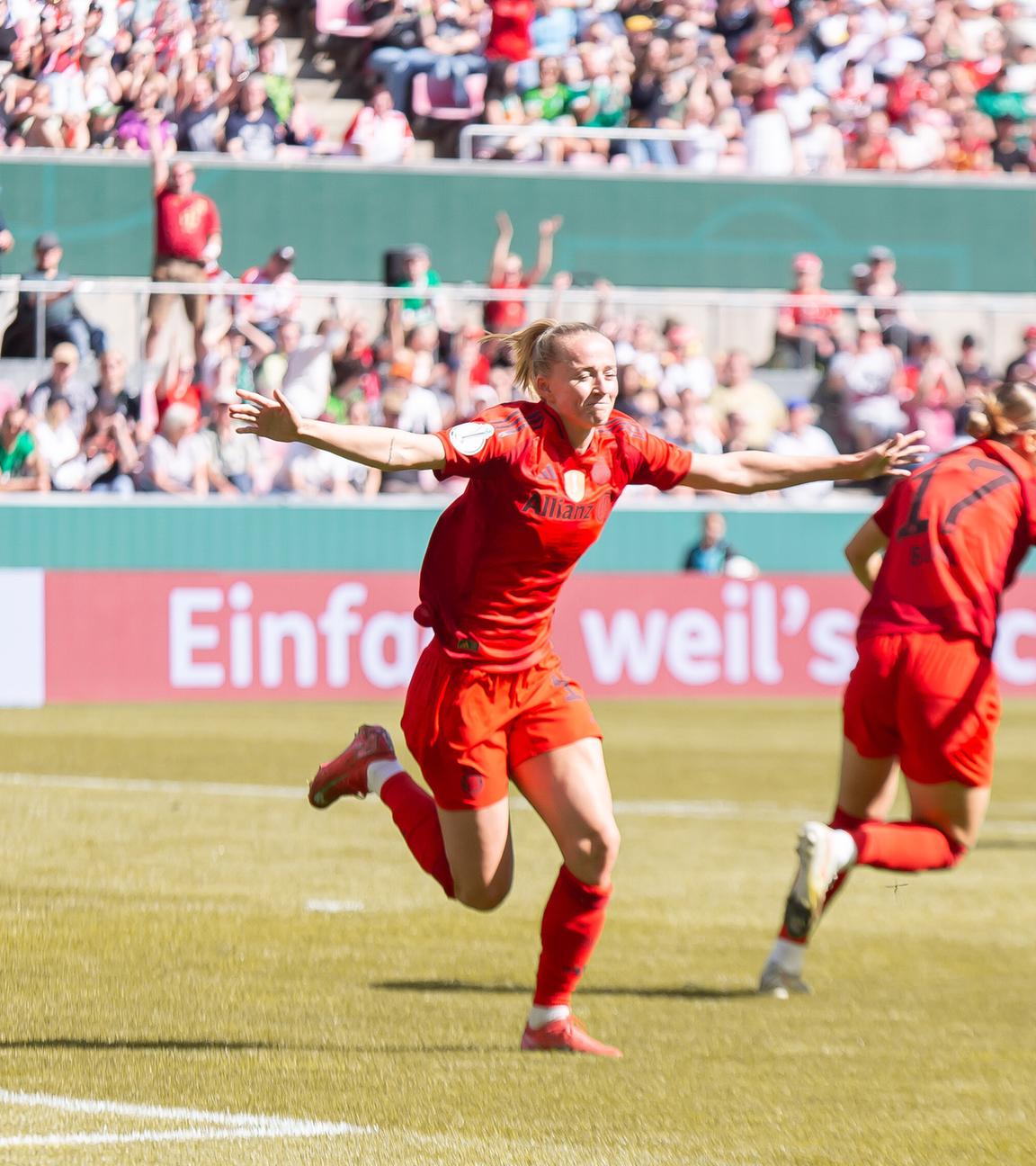 Lea Schueller (FC Bayern Muenchen) Torjubel, jubelt nach ihrem Treffer zum 1:0 waehrend des DFB Pokalfinales der Frauen zwischen FC Bayern Muenchen und Werder Bremen, Rhein-Energie-Stadion am 01. May 2025 in Koeln, Deutschland. 