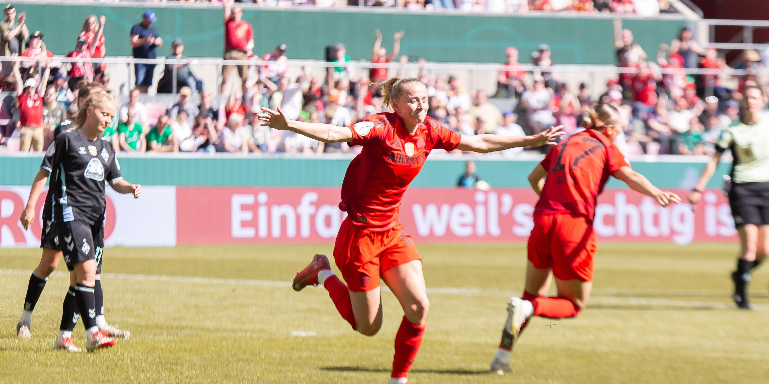 Lea Schueller (FC Bayern Muenchen) Torjubel, jubelt nach ihrem Treffer zum 1:0 waehrend des DFB Pokalfinales der Frauen zwischen FC Bayern Muenchen und Werder Bremen, Rhein-Energie-Stadion am 01. May 2025 in Koeln, Deutschland. 