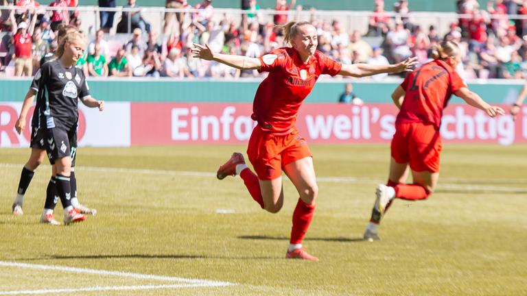 Lea Schueller (FC Bayern Muenchen) Torjubel, jubelt nach ihrem Treffer zum 1:0 waehrend des DFB Pokalfinales der Frauen zwischen FC Bayern Muenchen und Werder Bremen, Rhein-Energie-Stadion am 01. May 2025 in Koeln, Deutschland. 