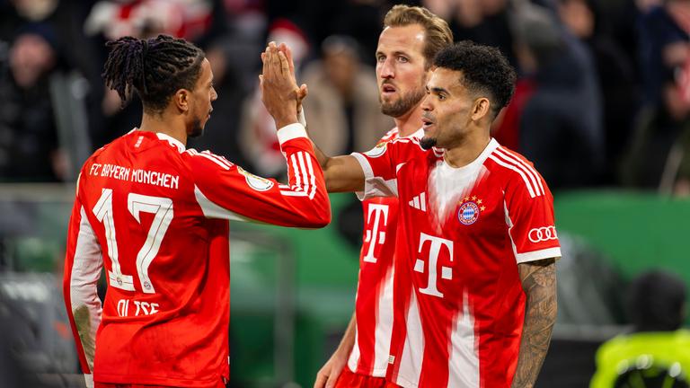 Bayerns Offensivtrio, besteht aus Michael Olise, Harry Kane und Luis Diaz beim Jubel.
