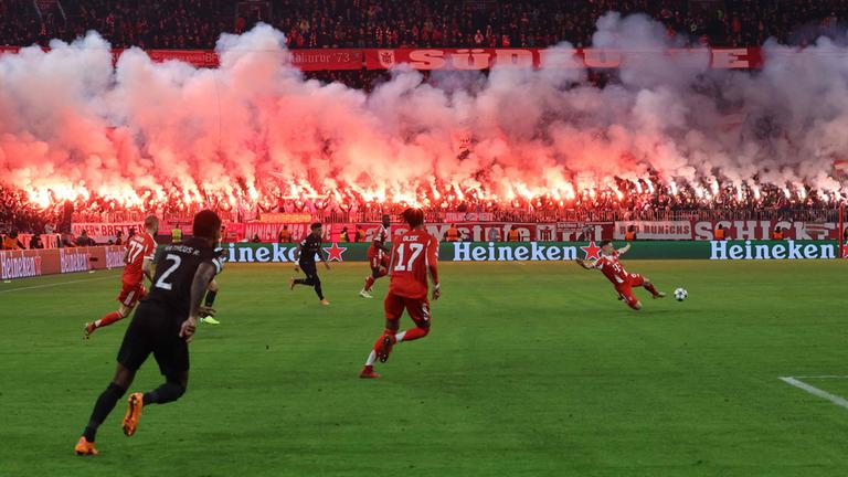 Bayern-Fans zünden Bengalfeuer während des Champions-League-Spiels gegen Sporting CP am 9. Dezember 2025 in München.