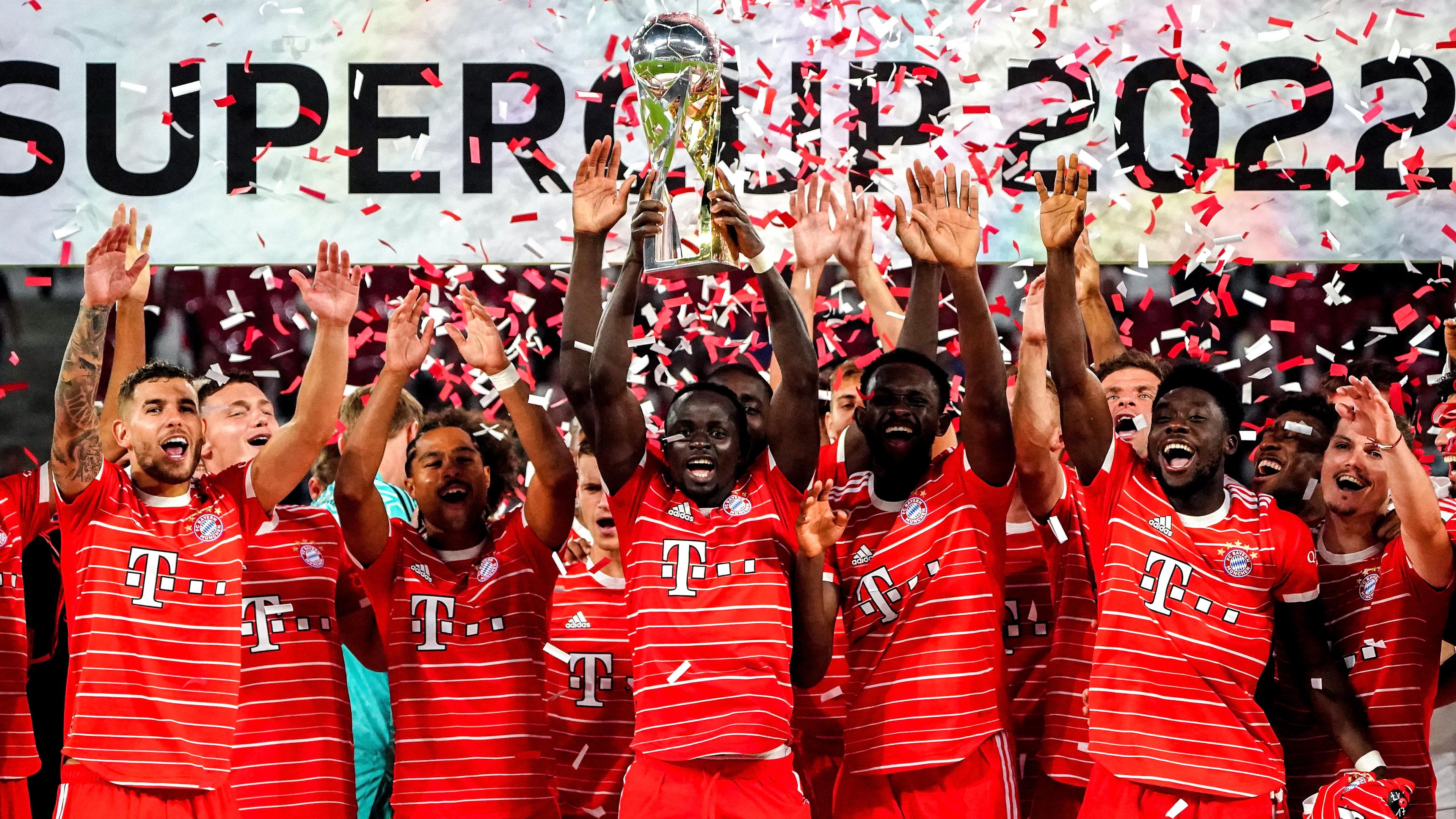 Sadio Mané präsentiert den Supercup