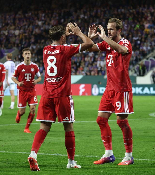 VfL Osnabrück - FC Bayern München: Tom Bischof (l, Bayern München) jubelt mit Teamkollege Harry Kane über seinen Treffer zum 1:2.