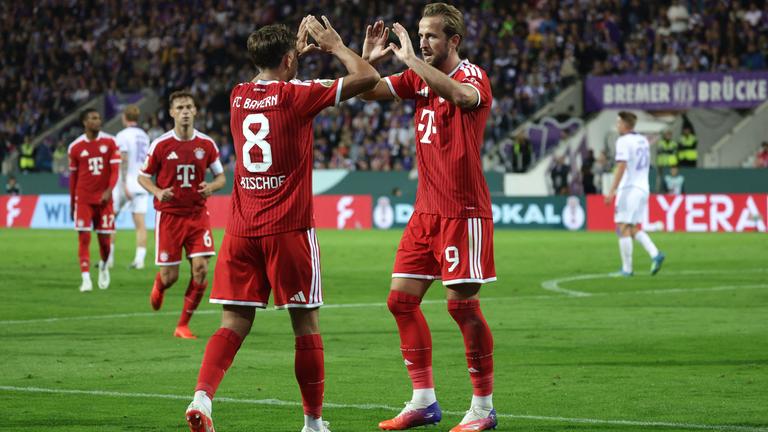 VfL Osnabrück - FC Bayern München: Tom Bischof (l, Bayern München) jubelt mit Teamkollege Harry Kane über seinen Treffer zum 1:2.