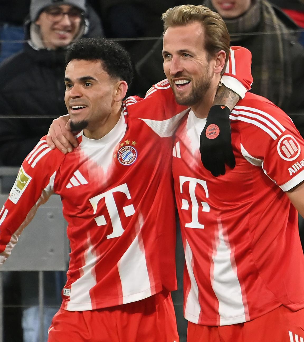 Bundesliga: FC Bayern - VfL Wolfsburg: Luis Diaz und Harry Kane jubeln Arm in Arm.