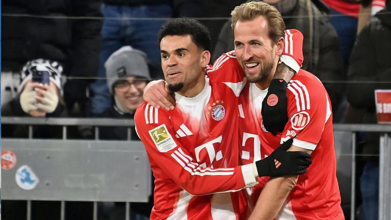 Bundesliga: FC Bayern - VfL Wolfsburg: Luis Diaz und Harry Kane jubeln Arm in Arm.