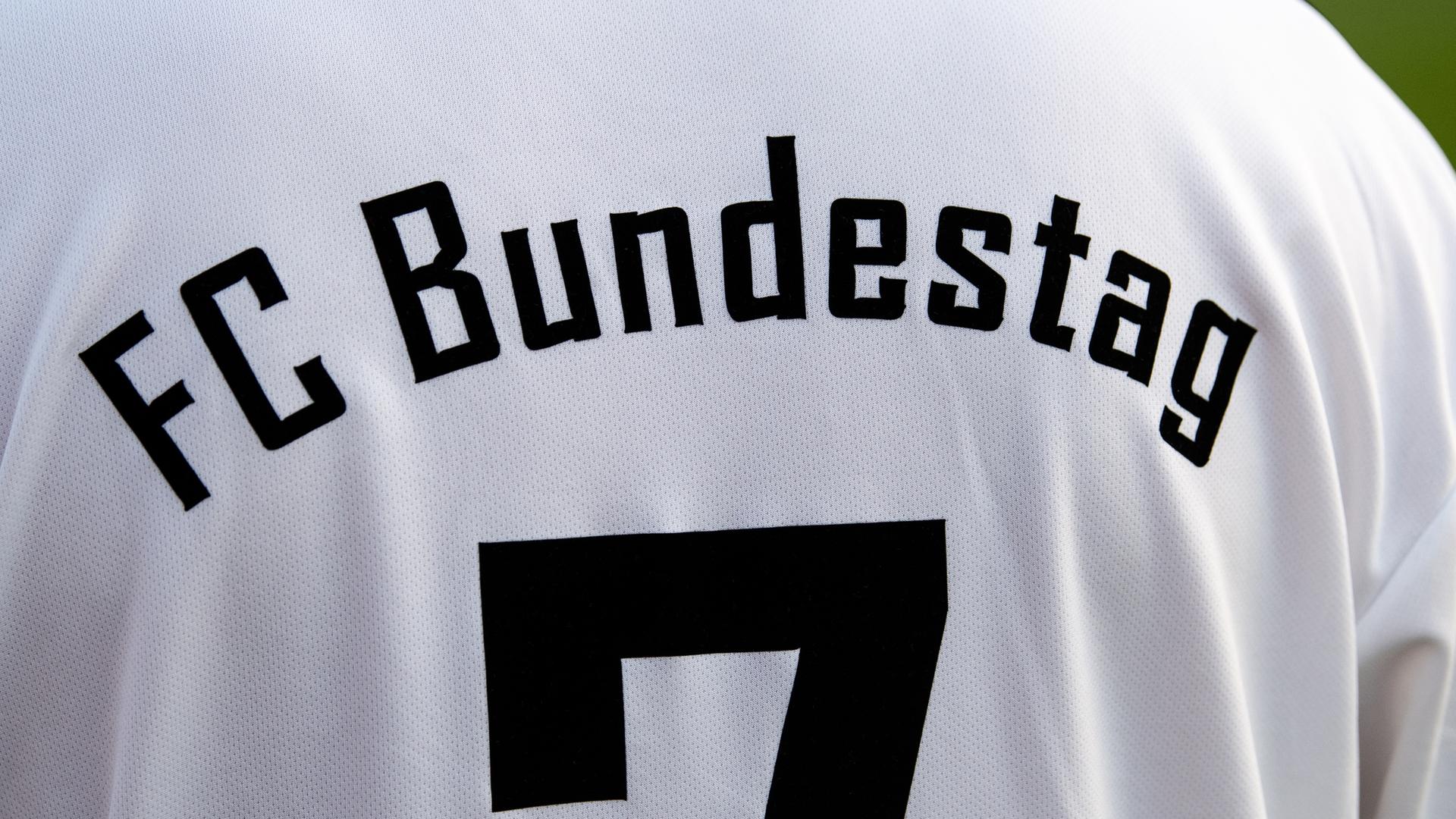 Berlin: Die Rückseite des Trikots des FC Bundestag. Archivbild