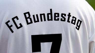 Berlin: Die Rückseite des Trikots des FC Bundestag. Archivbild