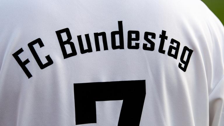 Berlin: Die Rückseite des Trikots des FC Bundestag. Archivbild