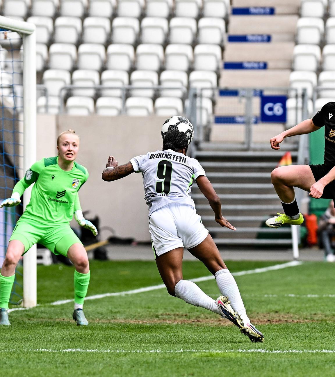 Jasmin Janning (1, FC Carl Zeiss Jena) wird von Lineth Beerensteyn (9, VfL Wolfsburg) per Kopfball geprüft. 