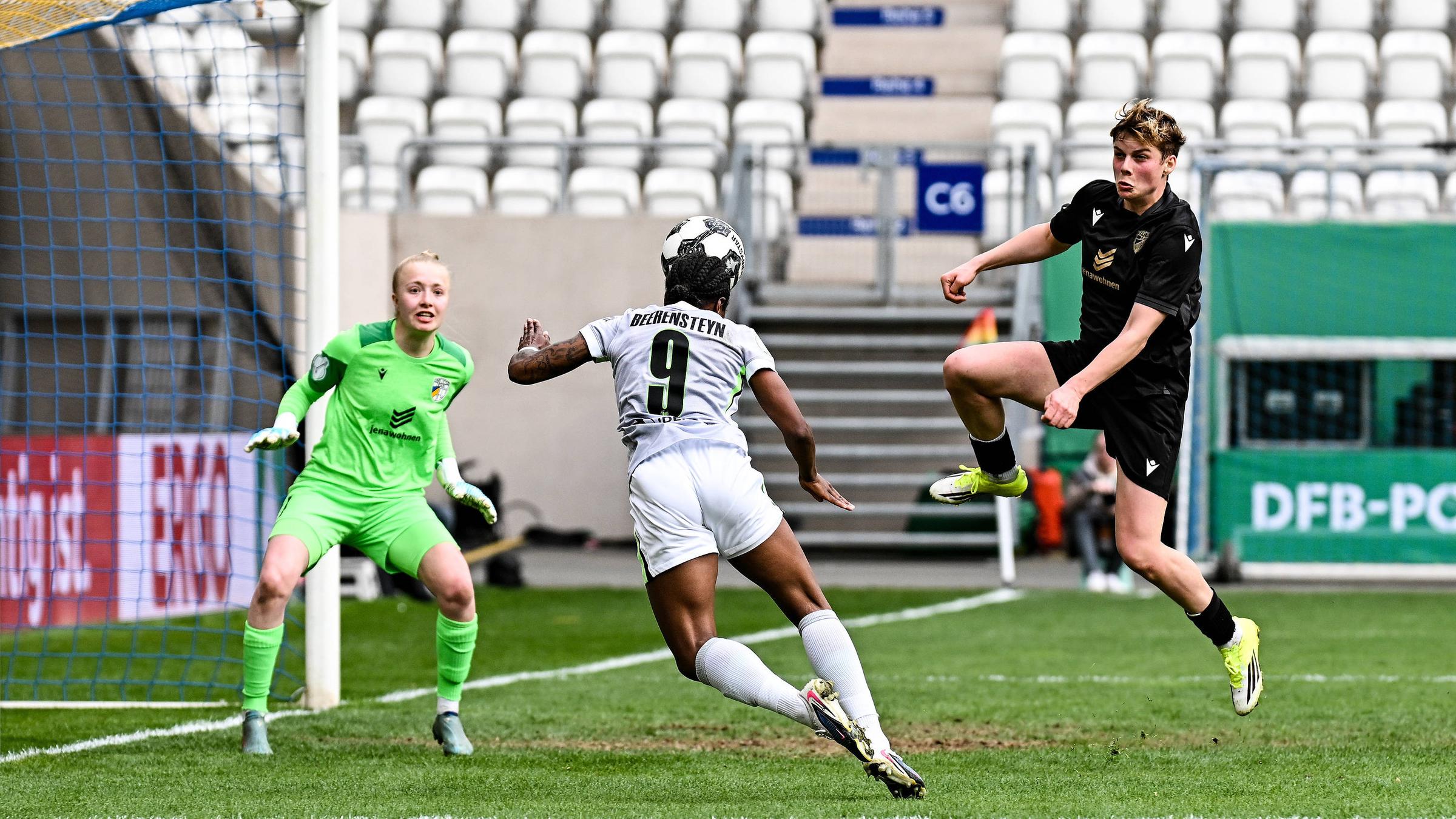 Jasmin Janning (1, FC Carl Zeiss Jena) wird von Lineth Beerensteyn (9, VfL Wolfsburg) per Kopfball geprüft. 