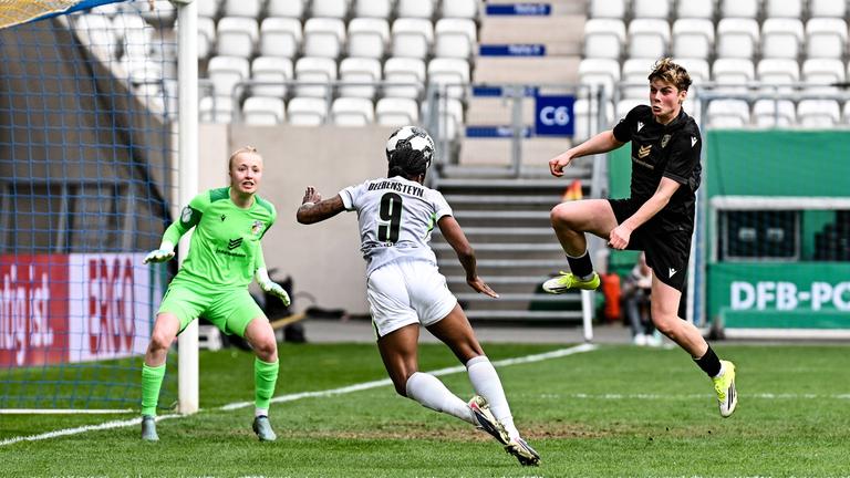 Jasmin Janning (1, FC Carl Zeiss Jena) wird von Lineth Beerensteyn (9, VfL Wolfsburg) per Kopfball geprüft. 