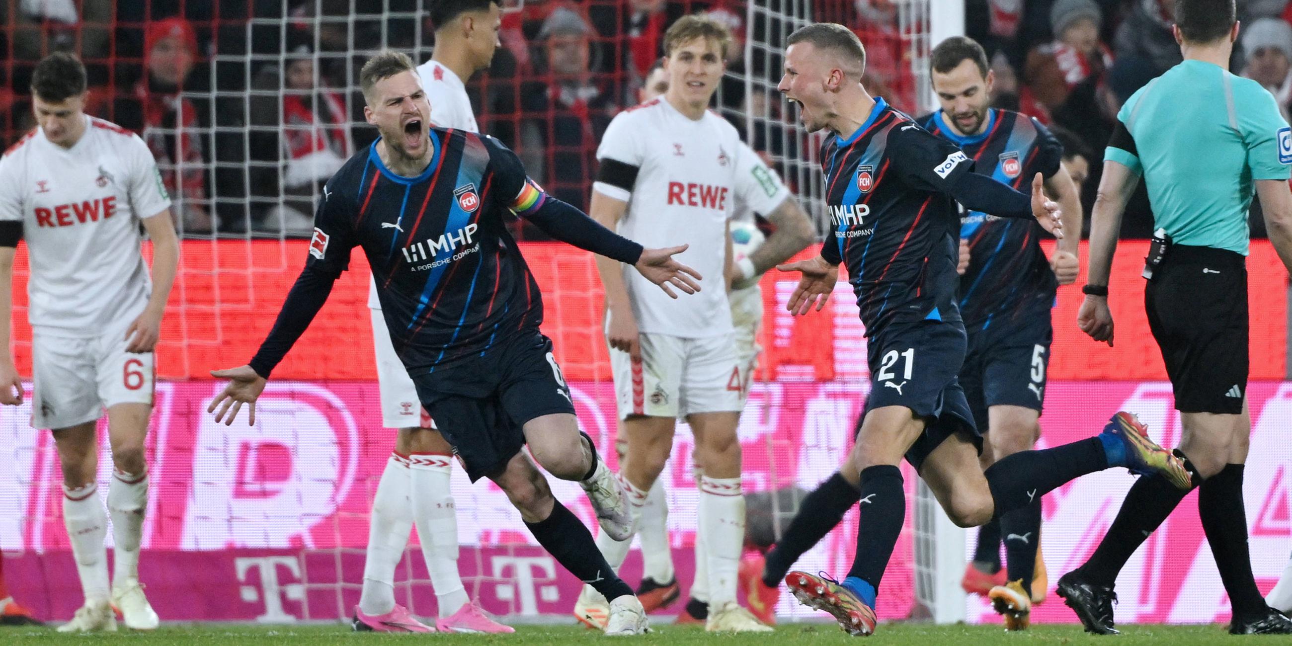 Torschütze Adrian Beck (FC Heidenheim, rechts), wird gefeiert.