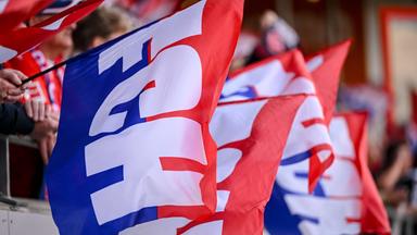 Fahnen des 1. FC Heidenheim in einem Fanblock