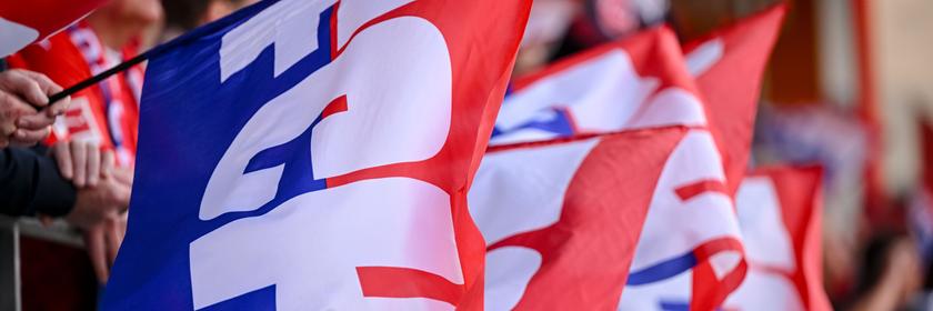 Fahnen des 1. FC Heidenheim in einem Fanblock