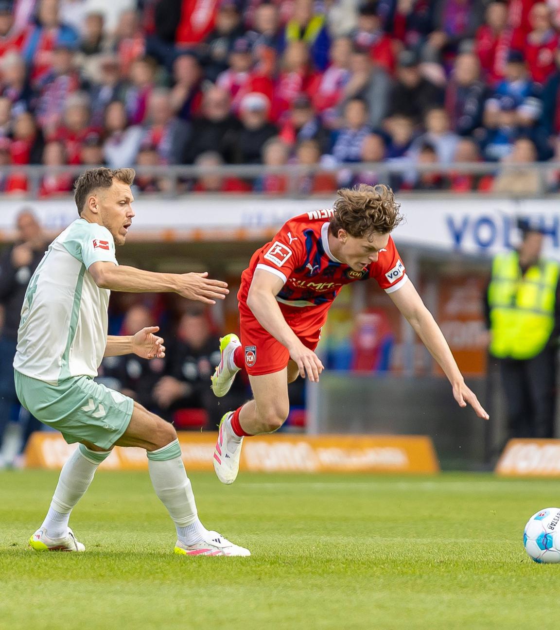 Zweikampf zwischen Senne Lynen (SV Werder Bremen 14) und Paul Wanner (FC Heidenheim, 10).