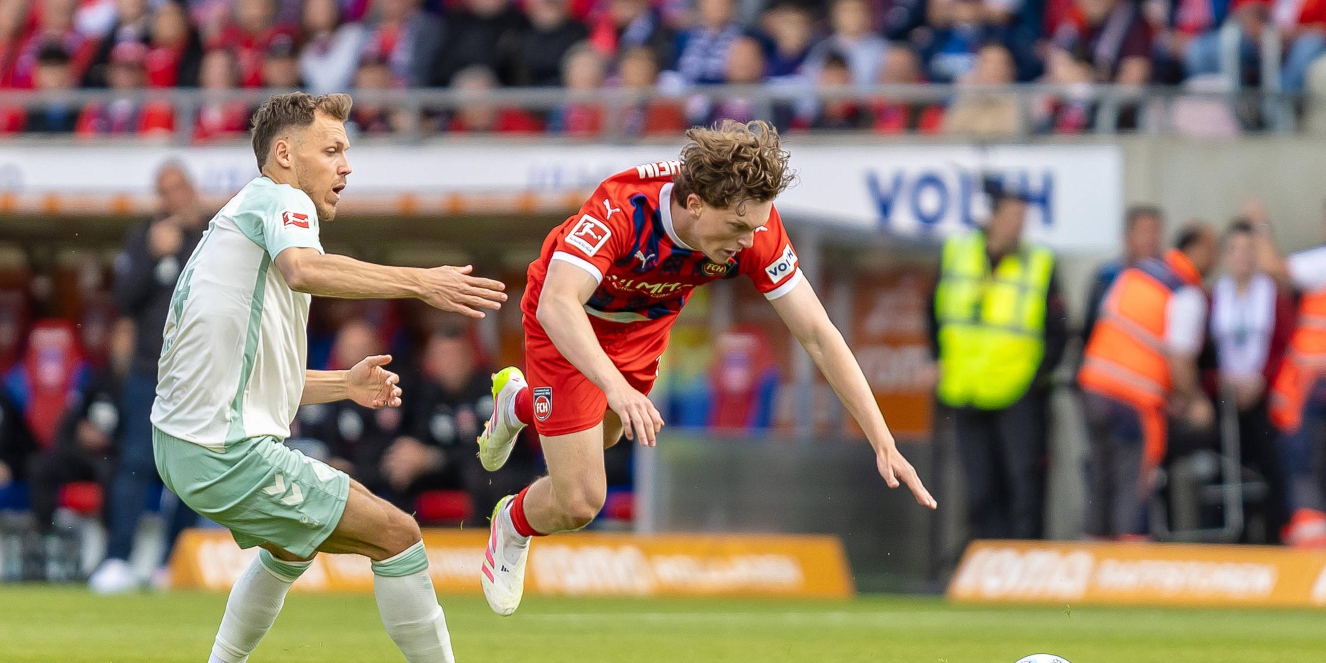 Zweikampf zwischen Senne Lynen (SV Werder Bremen 14) und Paul Wanner (FC Heidenheim, 10).