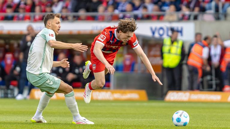 Zweikampf zwischen Senne Lynen (SV Werder Bremen 14) und Paul Wanner (FC Heidenheim, 10).