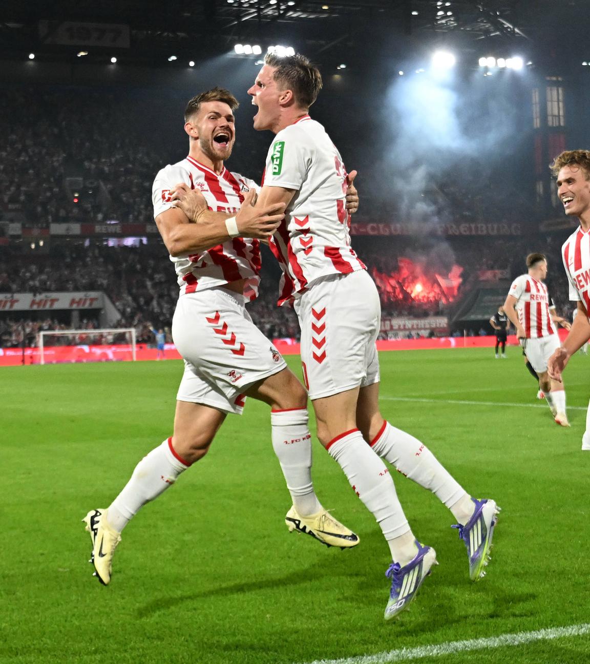 Marius Bülter ( 1.FC Köln ) jubelt nach dem Tor. 2:1