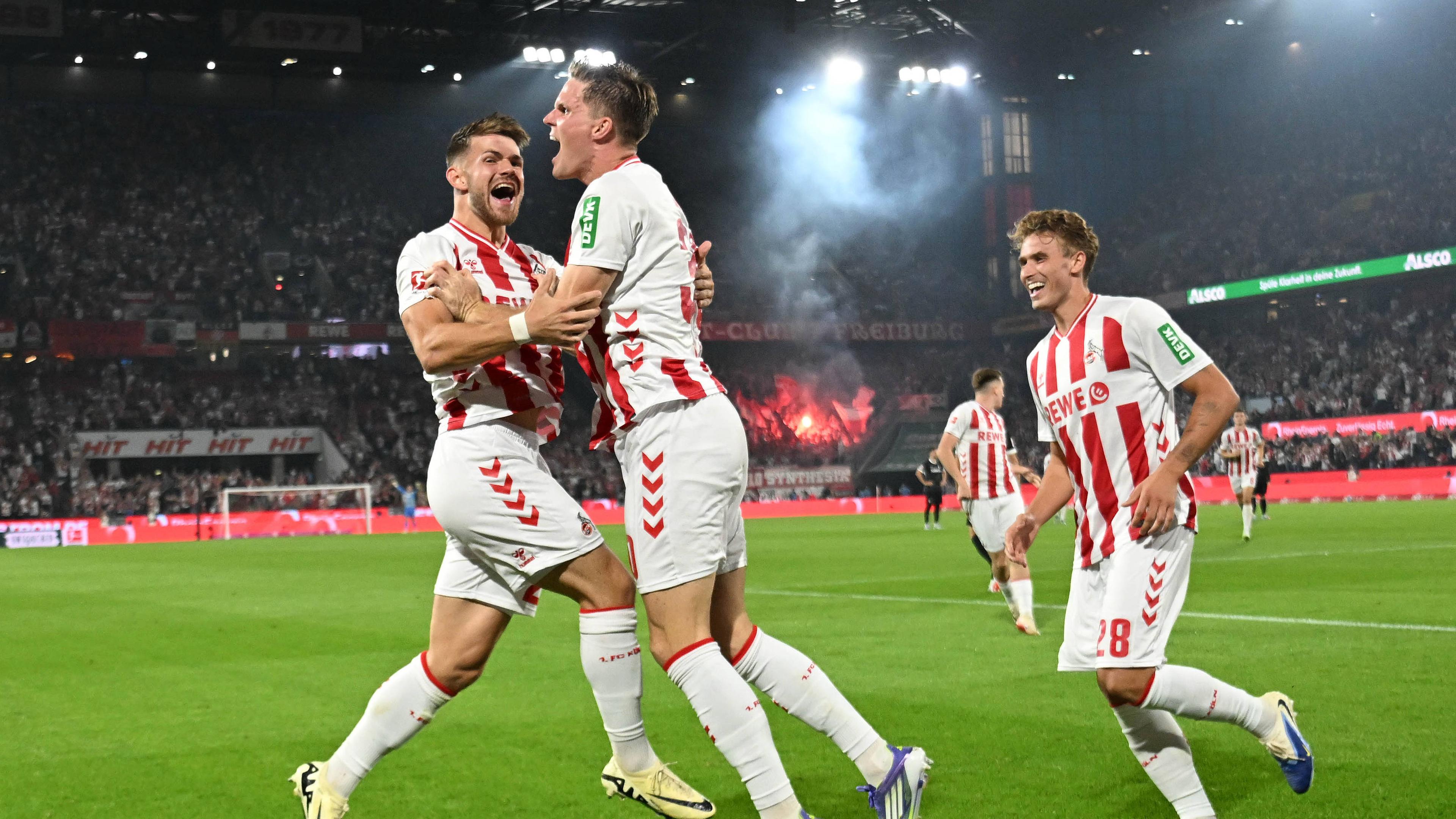Marius Bülter ( 1.FC Köln ) jubelt nach dem Tor. 2:1