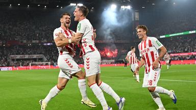 Marius Bülter ( 1.FC Köln ) jubelt nach dem Tor. 2:1