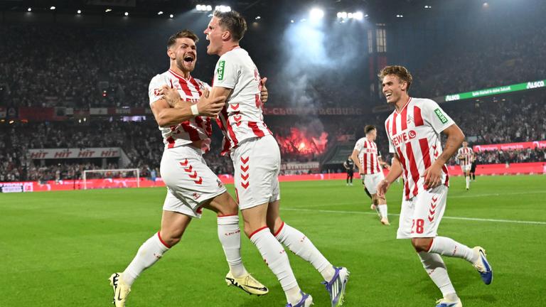 Marius Bülter ( 1.FC Köln ) jubelt nach dem Tor. 2:1