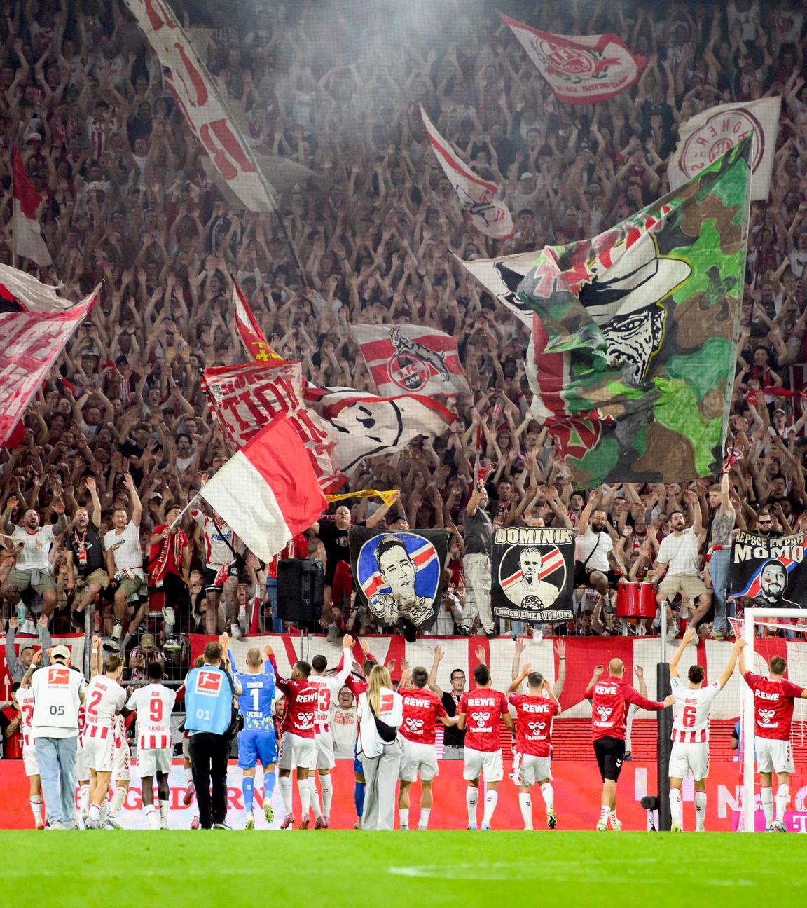 Das Team des 1. FC Köln vor jubelnden Fans nach dem Fußballspiel des 1. FC Köln gegen SC Freiburg mit einem 4:1 am 31.08.2025 in Köln.