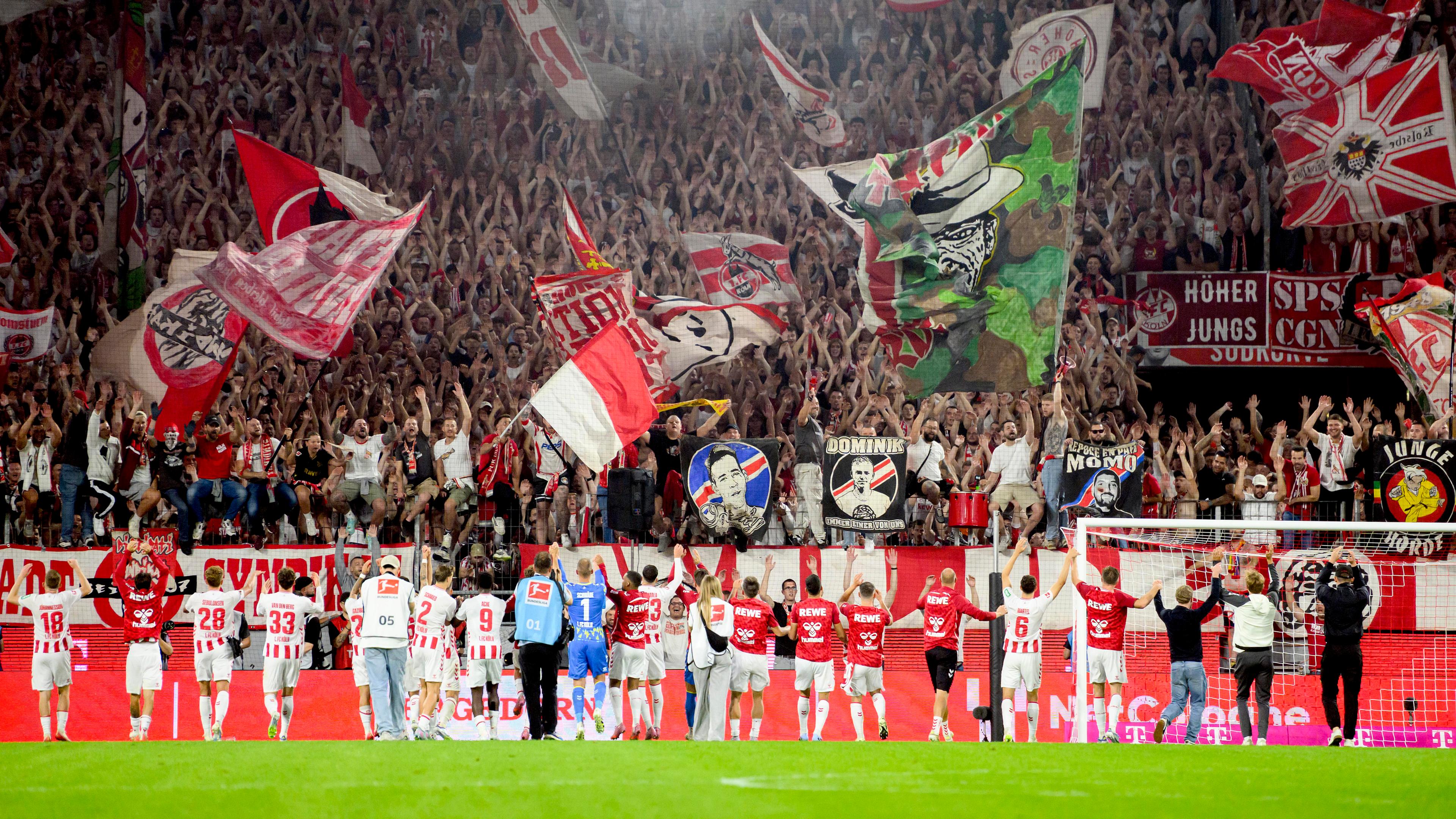 Das Team des 1. FC Köln vor jubelnden Fans nach dem 4:1-Sieg gegen den SC Freiburg am 31. August 2025.