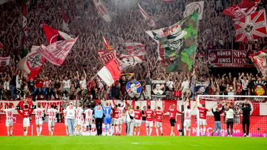 Das Team des 1. FC Köln vor jubelnden Fans nach dem 4:1-Sieg gegen den SC Freiburg am 31. August 2025.