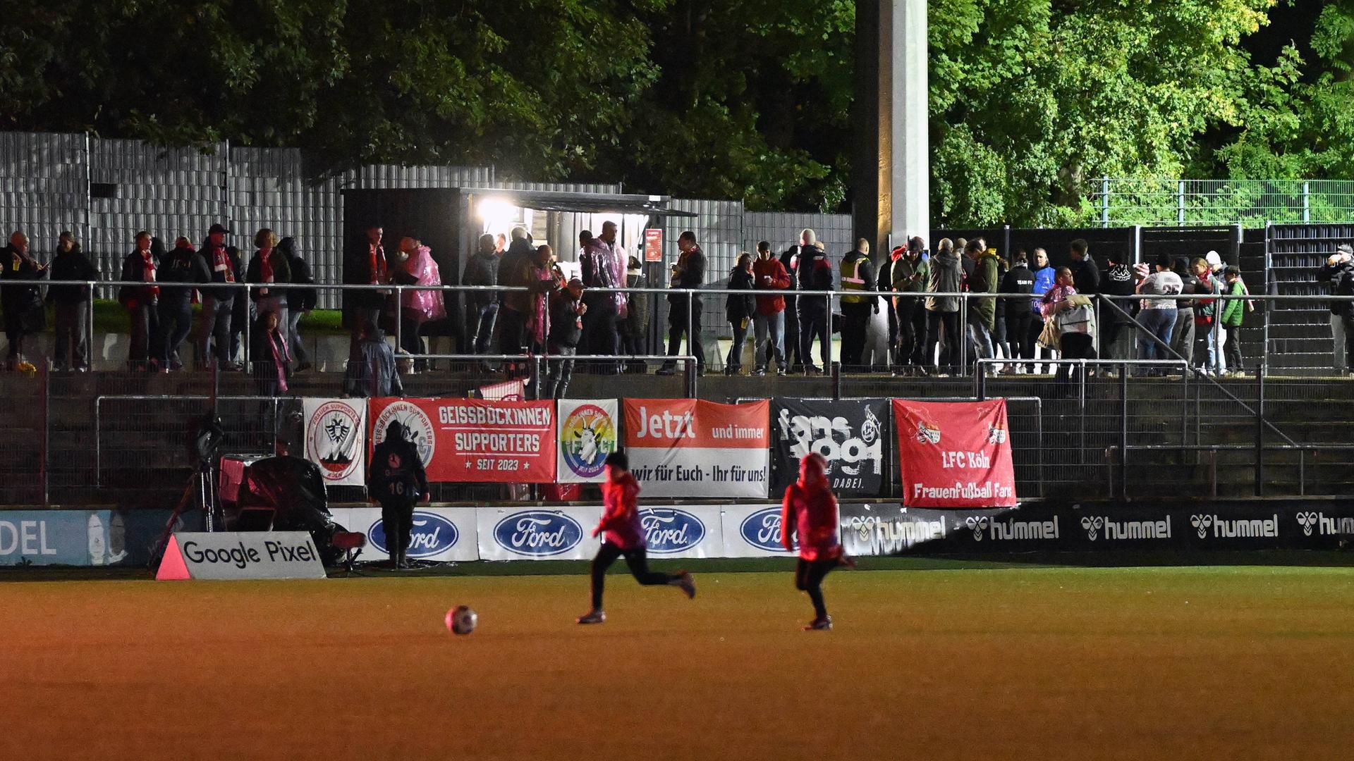 Im dunklen Franz-Kremer-Stadion in Köln spielen die Ballkinder Fußball.