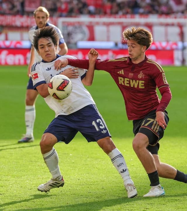 Satoshi Tanaka (FC Schalke 04) und Mikey Moore (1.FC Köln) kämpfen. 