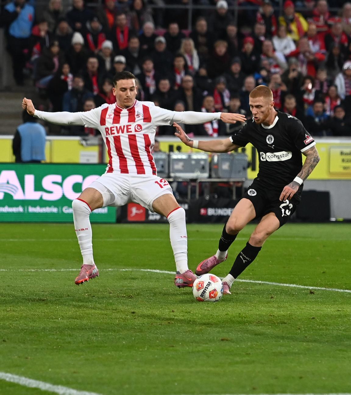 Said El Mala (1. FC Köln) und Torwart Nikola VASILJ (FC St. Pauli) kämpfen. 