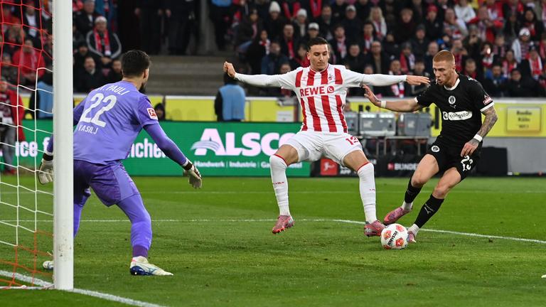 Saïd El Mala (1. FC Köln) und Torwart Nikola Vasilj (FC St. Pauli) kämpfen. 