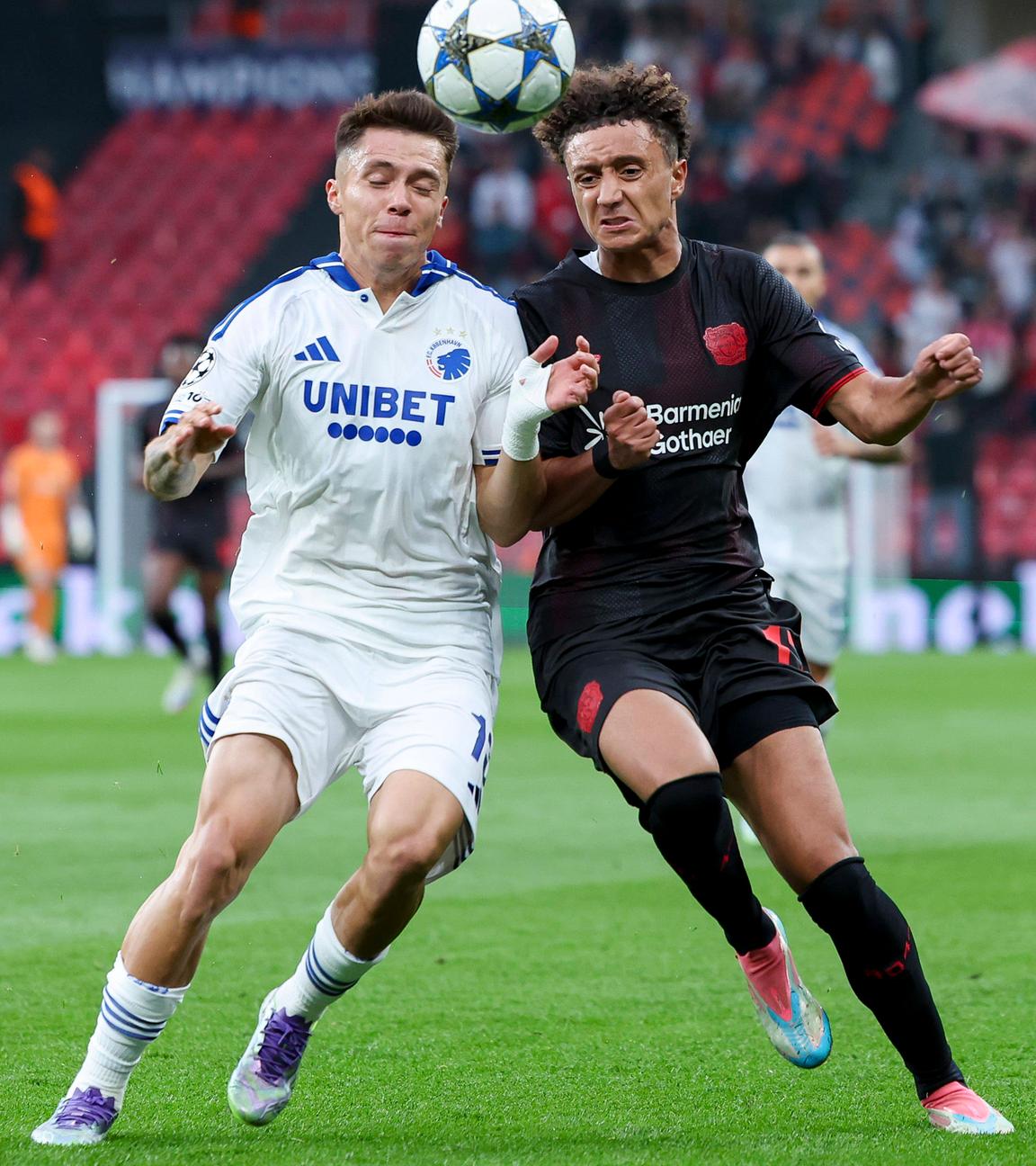 Rodrigo Huescas (FC Kopenhagen) und Eliesse Ben Seghir (Bayer) Schulter an Schulter im Kampf um den Ball